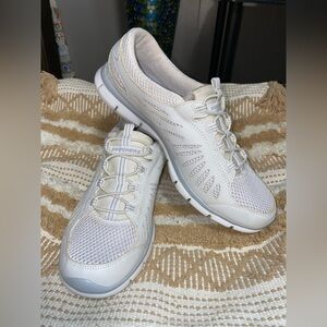 Skechers Flex women’s sneakers.